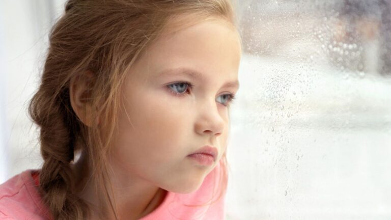 15 Signs of an Unhappy Childhood That Affects Adult Functioning