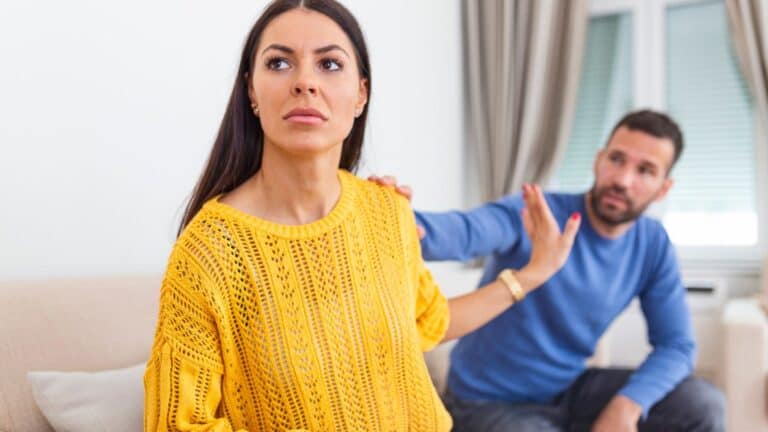 16 Funny Ways People Desperately Avoid Awkward Social Interactions
