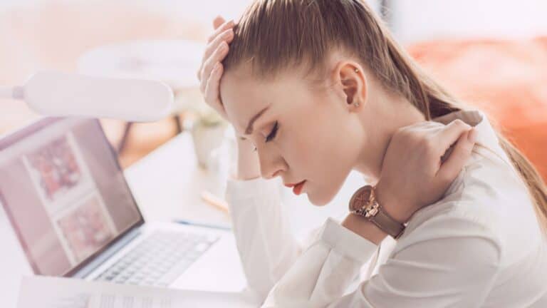 11 Signs of a Boring Personality That Makes It Hard to Engage