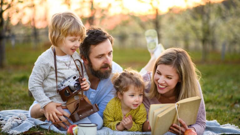 20 Fun Family Picnics Ideas to Enjoy the Last of the Fall Weather